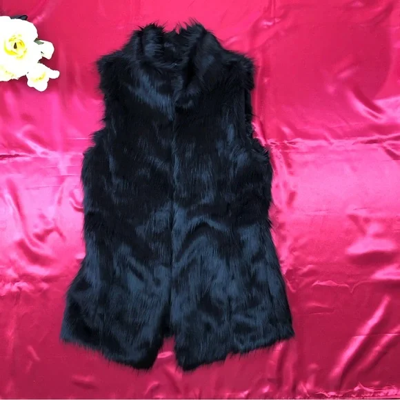 ⭐️NEW⭐️White House Black Market (WHBM) Black Faux Fur Vest - Picture 4 of 10